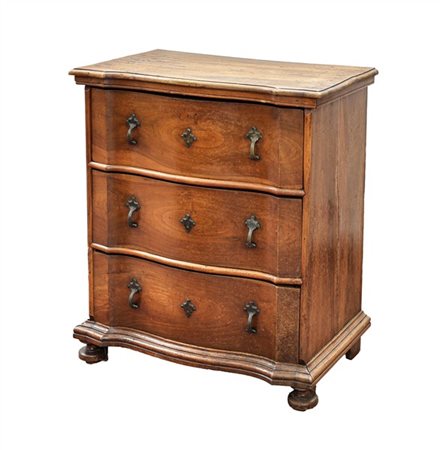 Mobiletto con inginocchiatoio in noce con fronte mosso a tre cassetti e base co