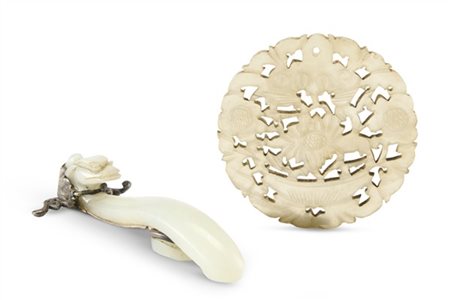 Lotto composto da una placca rotonda in quarzo e una fibbia in giada
Cina, seco