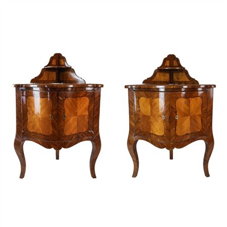 Coppia di cantonali di forma mossa lastronati in palissandro con filettature e