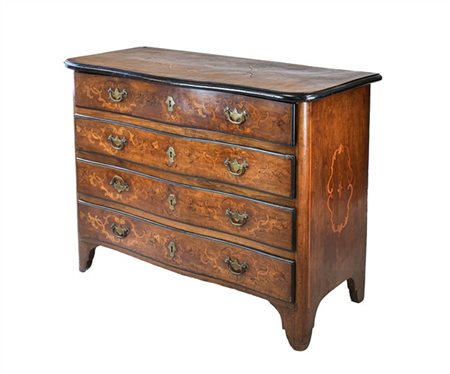 Cassettone in noce con fronte mosso a quattro cassetti, piano e fianchi intarsi