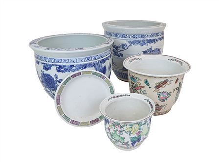 Lotto composto da quattro diversi cachepot e un sottovaso in porcellana decorat