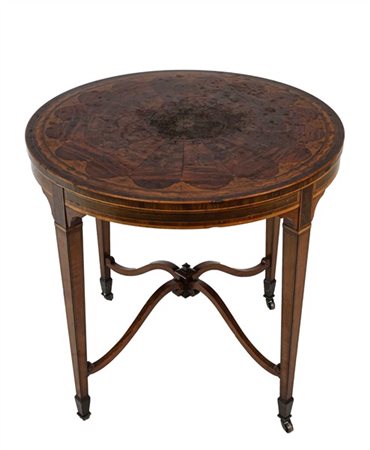 Tavolo da centro impiallacciato in legni di varie essenze, piano decorato da mo