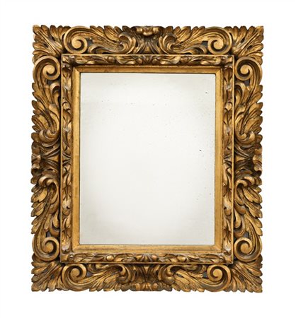 Specchiera con cornice in legno intagliato, traforato e dorato a volute (cm 74x