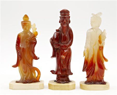 Lotto composto da due figure femminili ed una maschile in corniola e agata
Cina