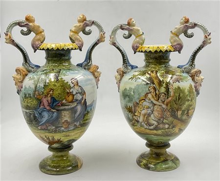 Manifattura Ginori, inizio secolo XX. Coppia di vasi in maiolica dipinta in pol