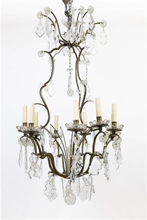 Lampadario a otto luci con struttura in metallo e pendenti in vetro sfaccettato