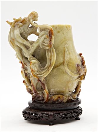 Vaso in pietra saponaria con decoro floreale a rilievo, ai lati un drago ed un