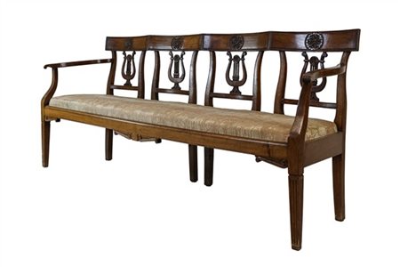 Divano in noce a quattro posti, schienale a giorno con cartelle intagliate e tr