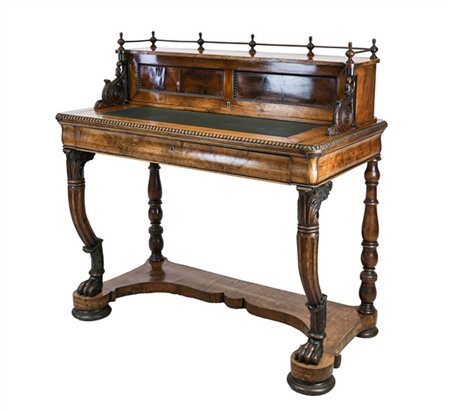 Scrittoio da centro in legni vari con gambe anteriori intagliate a zampa ferina