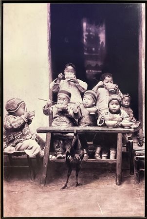 Riproduzione su pannello di una fotografia in bianco e nero raffigurante bambin