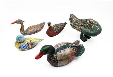 Cartone contenente numerose anatre di fatture, dimensioni e materiali different