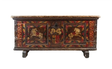 Cassapanca in legno dipinto in policromia con fronte decorato da stemma araldic