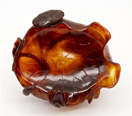 Ciotola in agata modellata nella forma di grande fiore di loto abbellita da fio