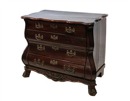 Cassettone in mogano in forma mossa con piedi ad artiglio su sfera e piano sago