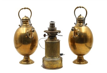 Lotto composto da una coppia in versatoi in ottone ed una lampada a petrolio in