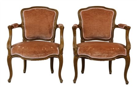 Coppia di poltrone in legno intagliato di forma sagomata, braccioli e gambe sca