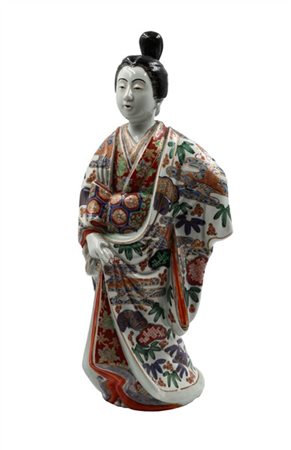 Scultura in porcellana policroma raffigurante Geisha che indossa un ampio Kimon