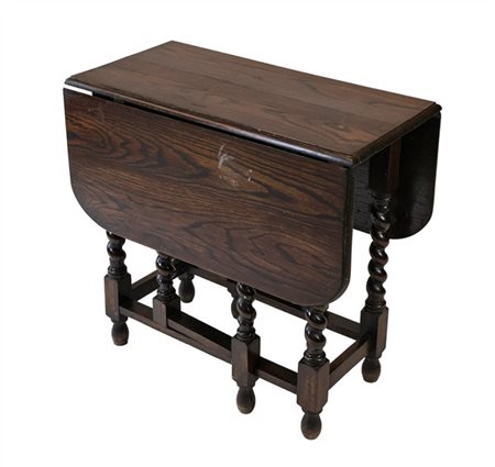 Tavolino a bandelle in rovere con gambe a tortiglione unite da traverse. Inghil