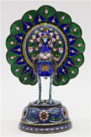 Arte indiana, secolo XX. Scultura di pavone in metallo argentato, smalti e vetr