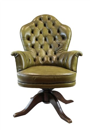 Poltrona girevole rivestita in pelle verde borchiata, base in legno tornito con