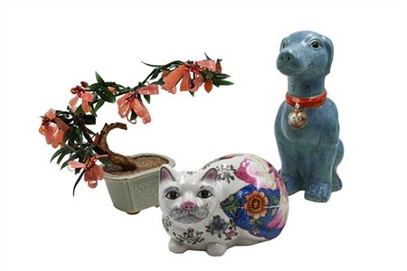 Lotto composto da una figura di gatto in porcellana policroma, una figura di ca