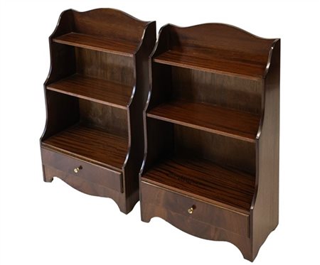 Coppia di etagère d'appoggio in mogano di forma sagomata a tre ripiani con cass