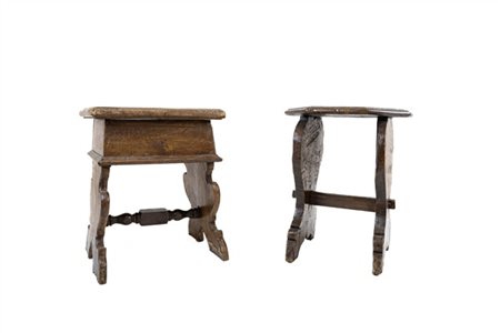 Lotto di due antichi sgabelli in legno con sostegni sagomati di cui uno con pia