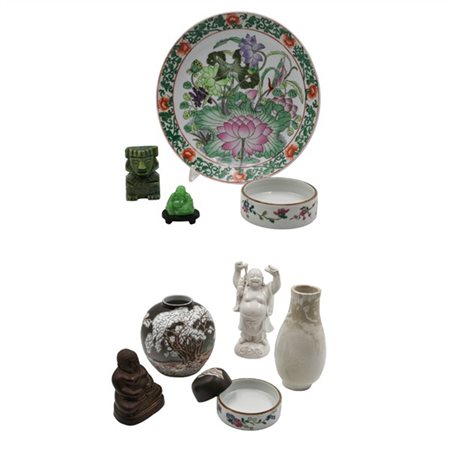 Manifatture orientali. Lotto composto da numerosi oggetti in porcellana e pietr