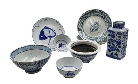 Manifatture orientali. Lotto composto da numerosi oggetti in porcellana di deco