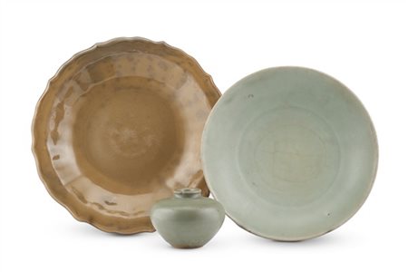 Lotto composto da un piatto in ceramica longquan, un piatto e una piccola anfor