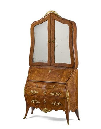 Trumeau di forma mossa e bombata lastronato in palissandro, filettato in bois d