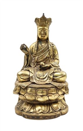 Figura di Lama assiso su grande su fiore di loto in metallo dorato 
Cina, secol