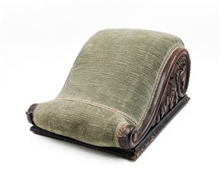 Poggiapiedi con laterali di forma mossa in legno intagliato, rivestito in vellu