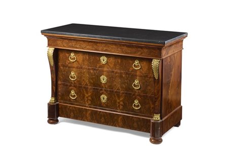 Cassettone lastronato in piuma di mogano con fronte a tre cassetti sotto uno a