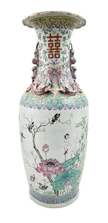 Vaso in porcellana policroma Famiglia Rosa decorato con motivi floreali ed anse