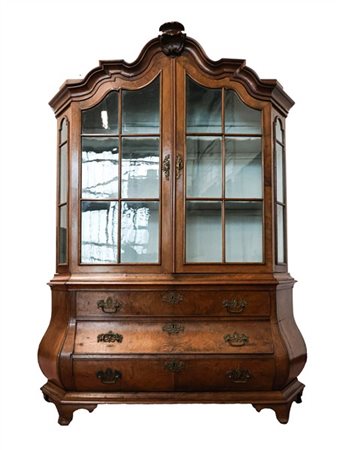 Mobile vetrina a due corpi in noce ed altri legni, parte inferiore a tre casset