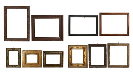 Lotto di dieci cornici in legno, stucco e pastiglia, alcune dorate, di misure e