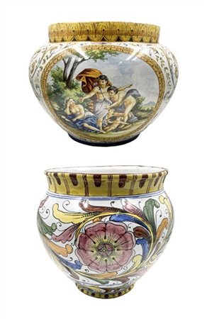 Lotto composto da due diversi cachepot in ceramica dipinta in policromia di cui