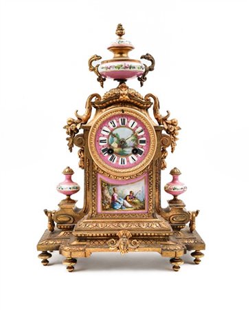 Pendola in metallo dorato e placche in porcellana dipinta a soggetto bucolico.