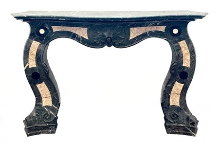 Camino in marmi vari con fronte decorato da valva di conchiglia e montanti a vo