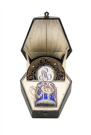 Manifattura di Sèvres, 1880 circa. Tazza con piatto in porcellana a fondo blu d