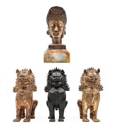 Lotto composto da tre leoni buddisti ed una testa di divinità femminile in bron