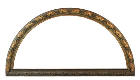 Cornice centinata in legno e stucco dipinto e dorato con decori a foglie d'acan