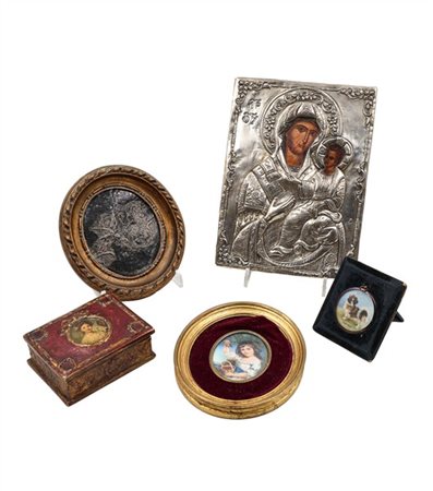 Lotto composto da un'icona con riza in metallo argentato (cm 27x20), una placch