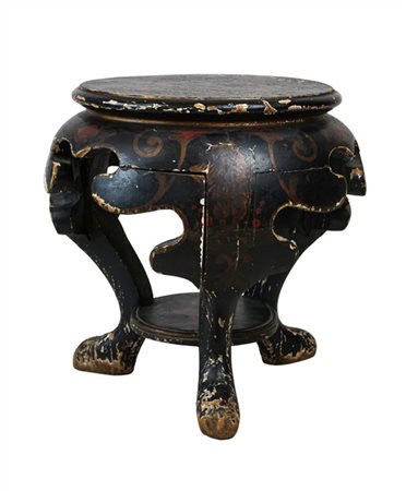 Tavolino in legno laccato a tre piedi decorato a motivi orientali in policromia