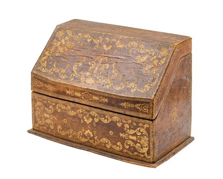 Cofanetto portalettere in legno rivestito in cuoio impresso in oro, etichetta s