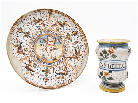 Manifatture diverse, secolo XVIII. Lotto composto da un'alzata in maiolica dipi