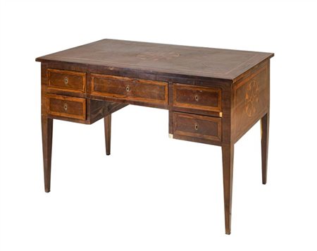 Scrittoio da centro impiallacciato e intarsiato a motivi geometrici in legni va