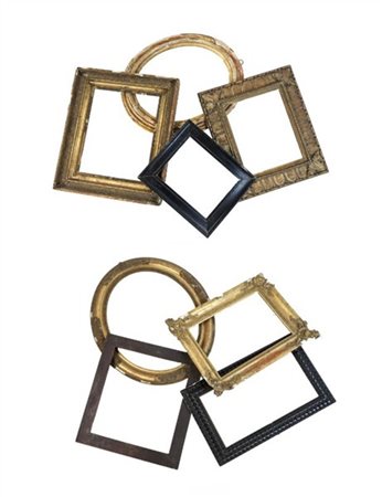 Due cartoni contenenti numerose cornici in legno di varie misure ed epoche, alc