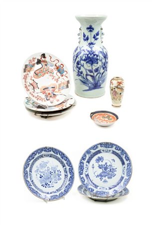 Manifatture orientali. Lotto composto da due vasi e sette piatti in porcellana